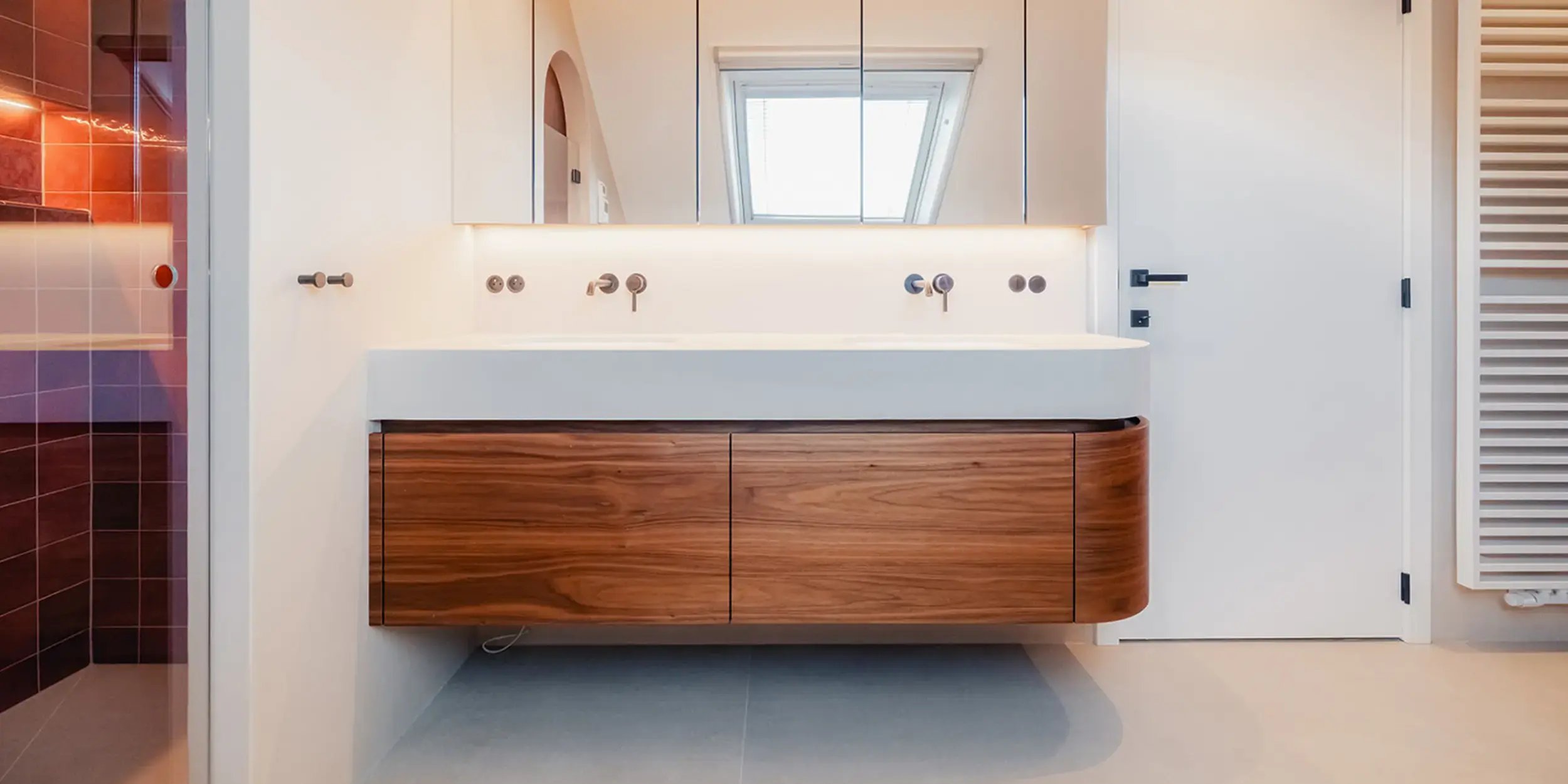 Afgerond houten wastafelmeubel boven Caldera Cream vloertegels van 90 × 90 cm