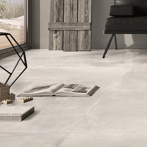 Panarea White Woonkamer keramische betonlook vloertegel