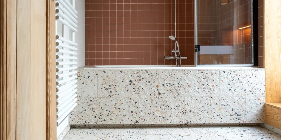 Villa Italia Ivory Terrazzo Keramische Vloertegels & Badomkadering + Colourstyle Cotto New Wandtegels Douchewand