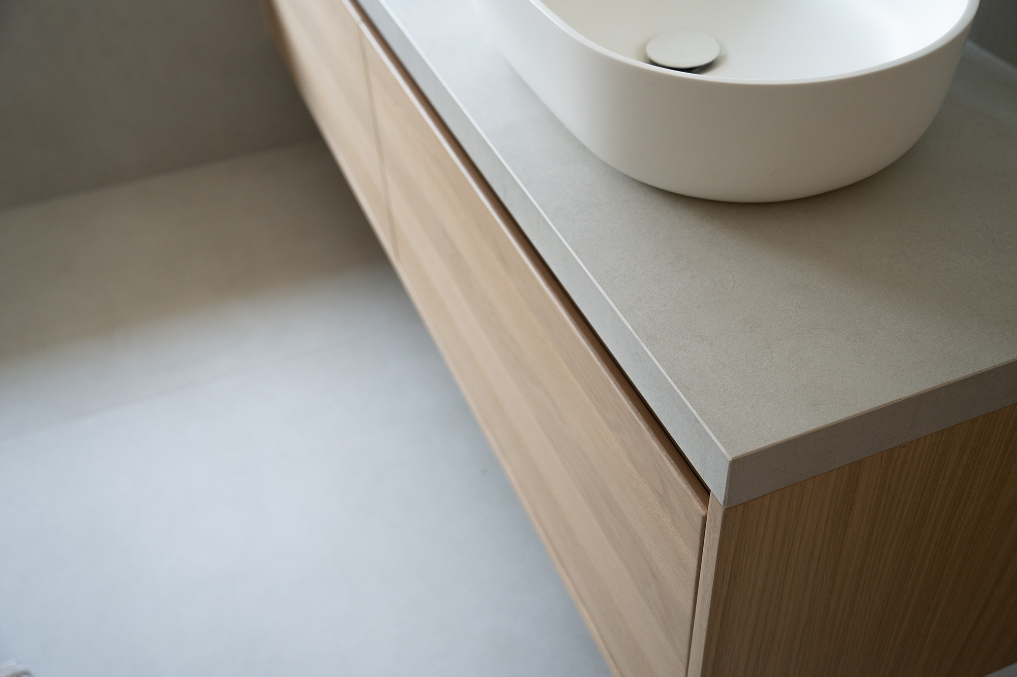 Concrete White Maatwerk Wastafelblad & Vloertegels