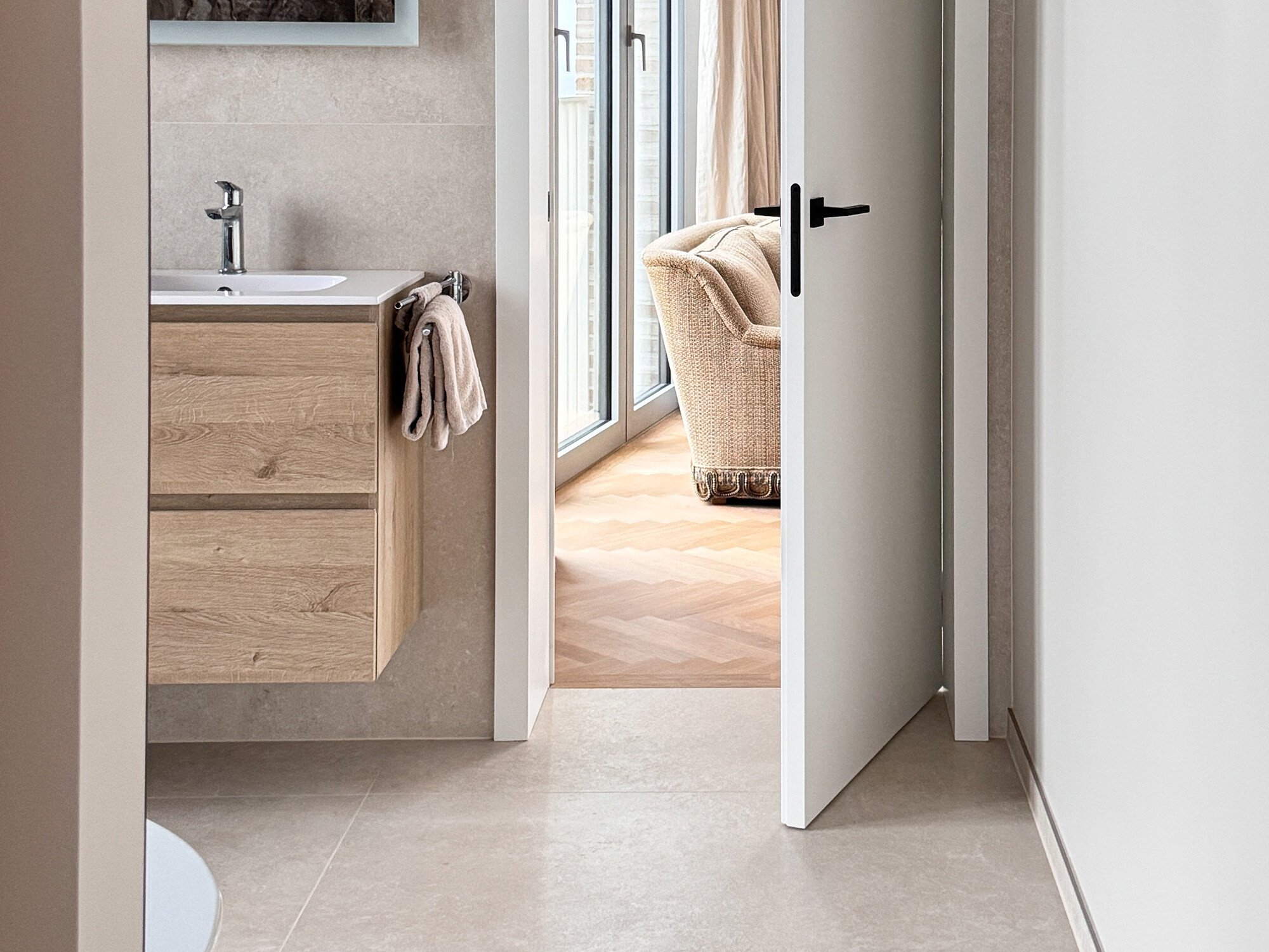 Cuna Ivory Stonelook Keramische Tegels Wandtegels & Prestige Eik Natuur Parket Badkamer