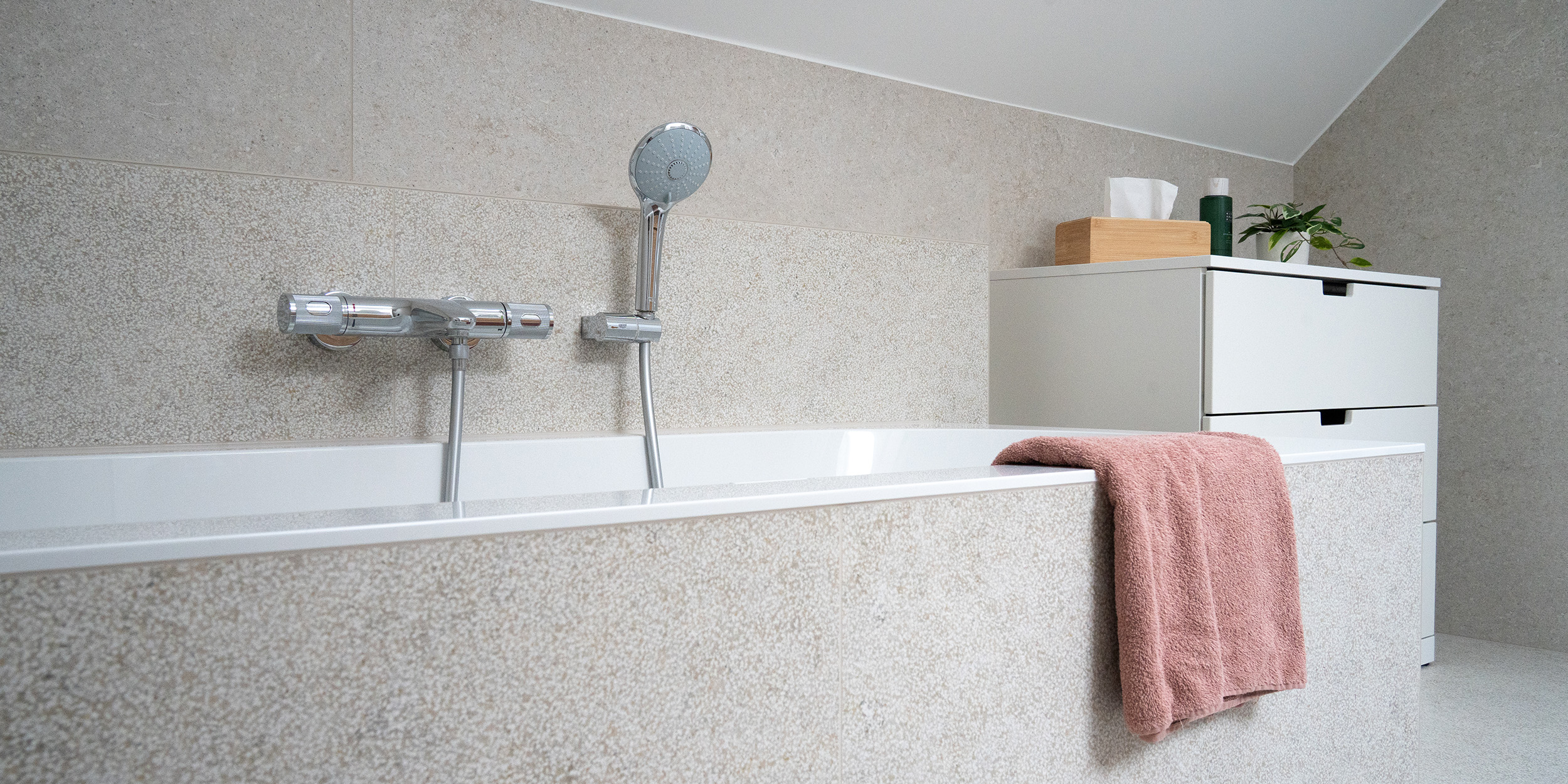 Lithos White & Fossil White Keramische Wandtegels Bad 2