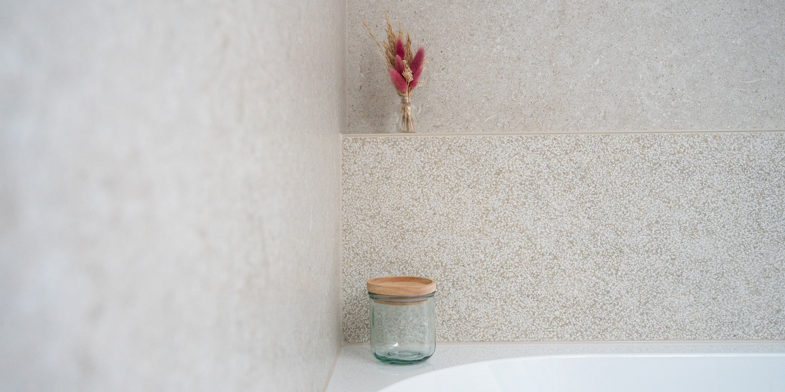 Lithos White & Fossil White Keramische Wandtegels Bad