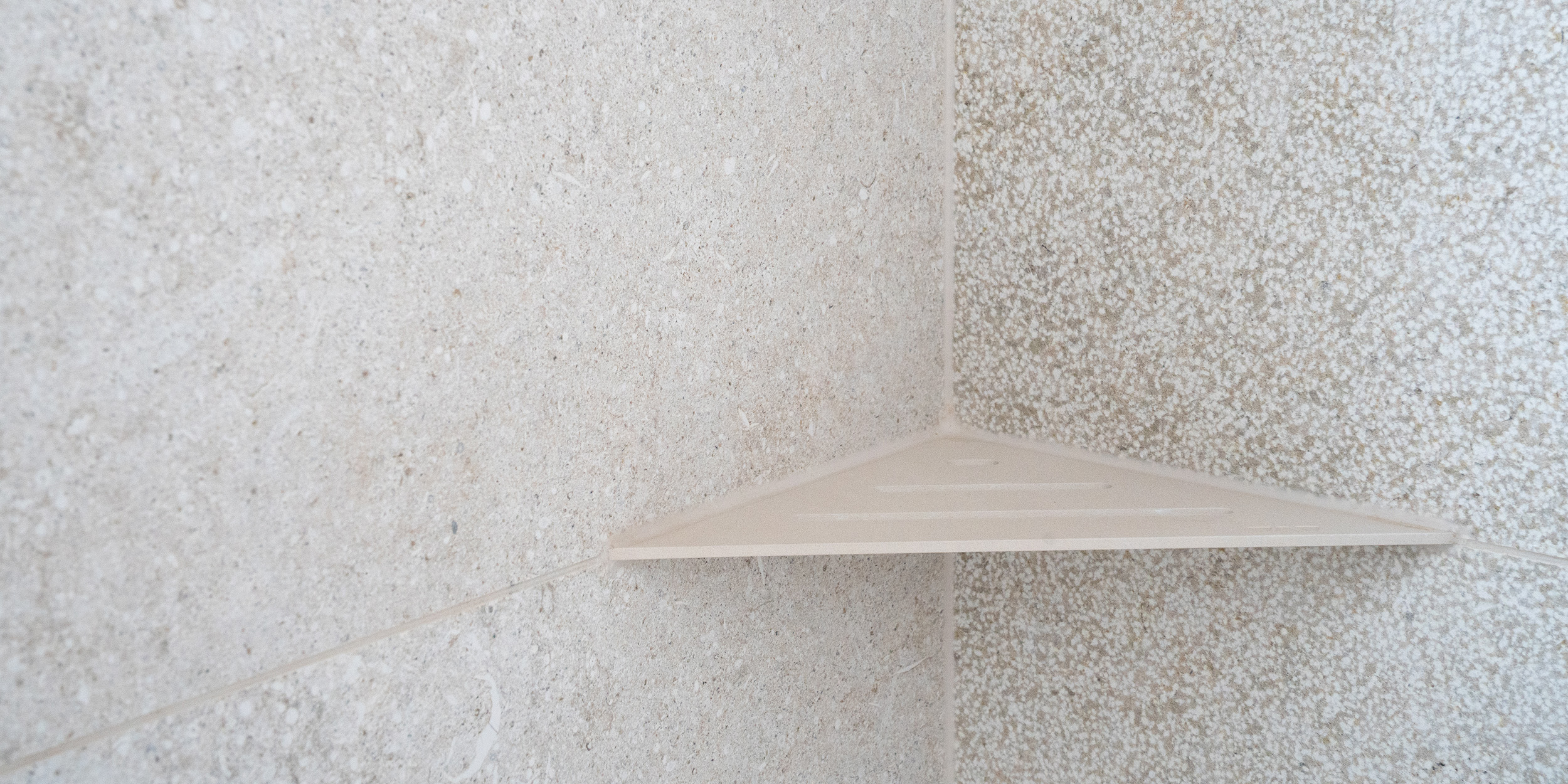 Lithos White & Fossil White Keramische Wandtegels Douche