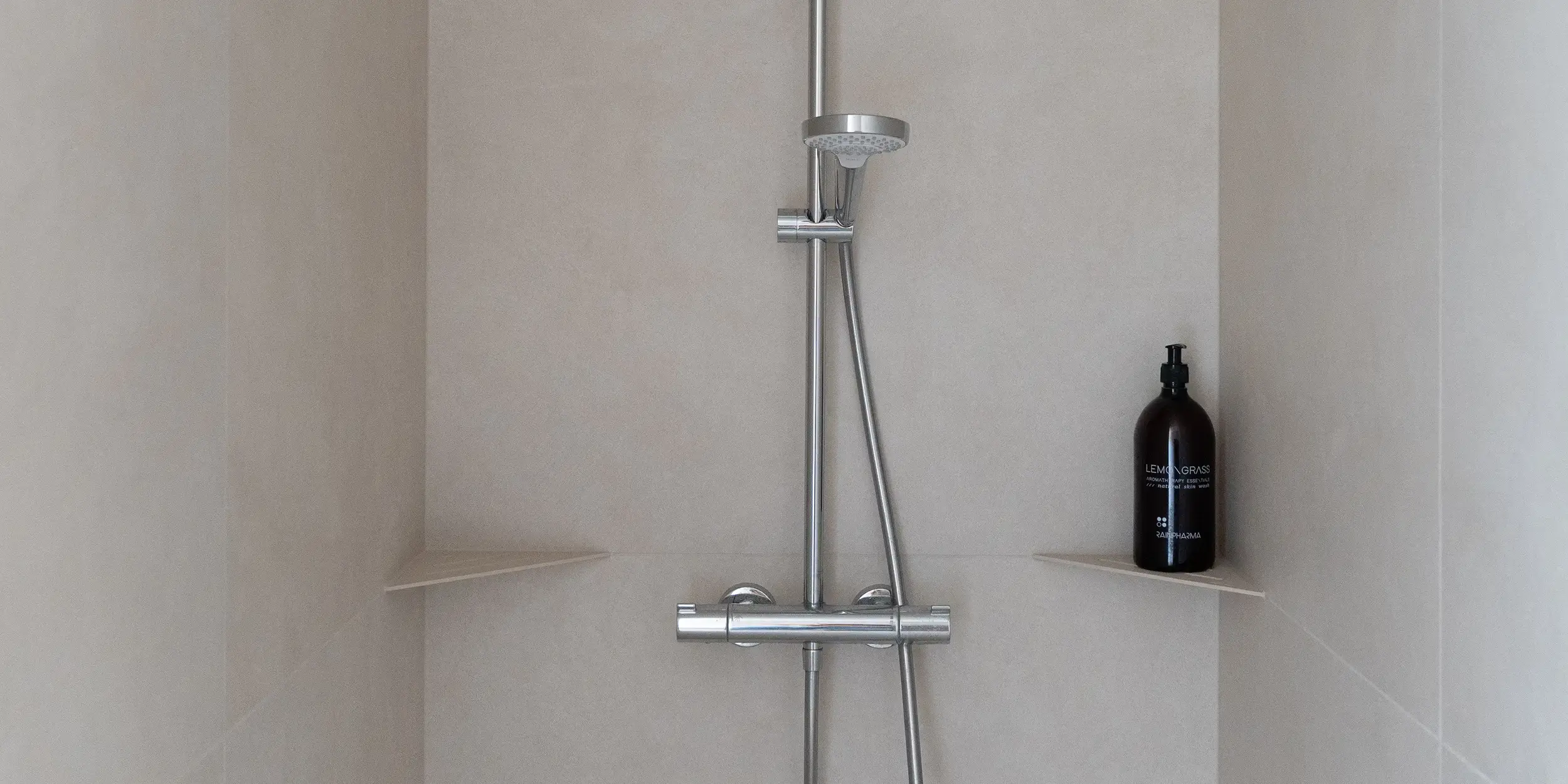 Native Kaolin Grote Platen Tegels Douchewand Douche